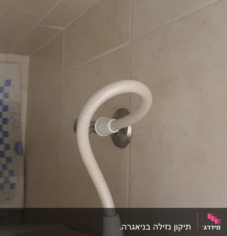 צינור מים מחובר לניאגרה בחדר אמבטיה